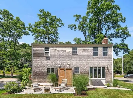 The Horseshoe Crib; Minutes to Beach & Downtown Отели рядом с достопримечательностью «Dexter Grist Mill»