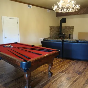 The Treehouse a 4-bedroom log cabin on 3 acres in Heber-Overgaard