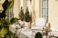 Hôtel les Lumières - Relais & Châteaux فنادق في Le Chesnay