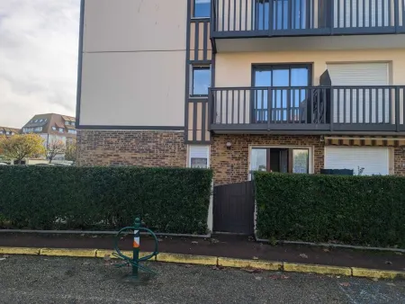 2 steps from the beach!