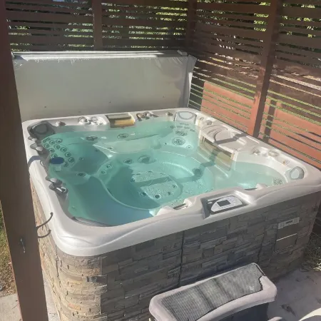 3-bed/2 bath basement apt. in charming Midvale with AC, wifi, laundry & hot tub. Отели в г. Мидвейл