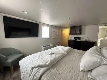 Private King Suite in Renovated Church – Cozy, Clean & Modern Stay in Cass City Отели в г. Tuscola County