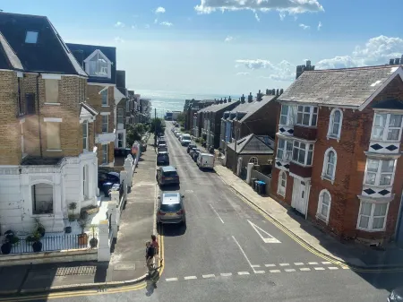 Bellevue Seaside Apartment in Ramsgate Отели в г. Рамсгит