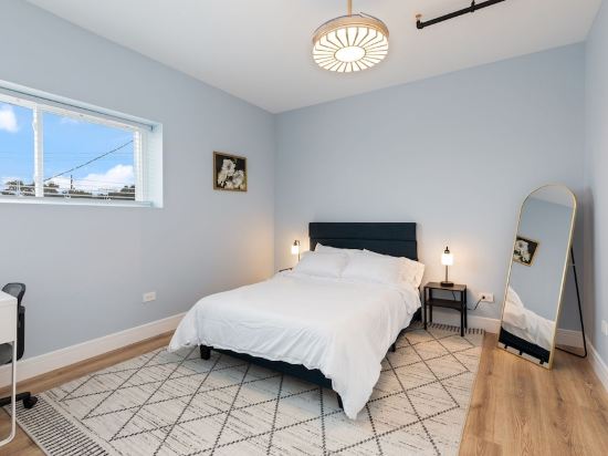 Charming 2-bedroom apartment in fabulous Westchester with AC, WiFi