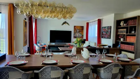 Just 15 minutes from the 24 Hours of Le Mans racetrack! Ideal for 10 people