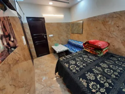 Private Luxuary Studio apartment with fully equipped kitchen & attach washroom Hotels in Lajpat Nagar