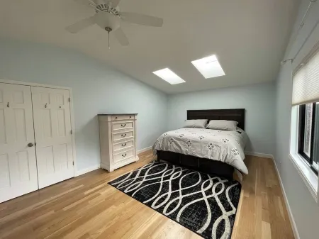 Cheerful 4 bedroom house with gym access Отели в г. Лейк-Освего