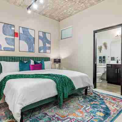 DT 2KBD 2BA Steps from Target Field+ Gym + Kitchen + Laundry Rooms