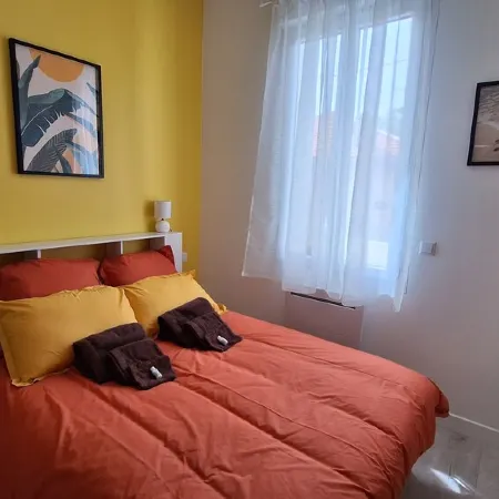 Nice 3 bedroom house near the port - parking/climate/terrace/playroom