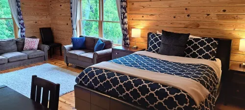 Cabin 25 - Spacious 6-bedroom private home minutes from downtown Lexington