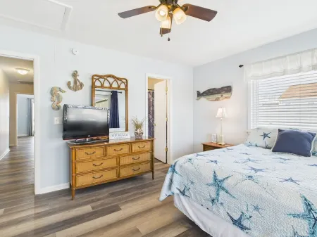 Hangin' at Holden: Ocean View, Pet-Friendly, 3BR/3BA Beach Home Steps from Sand Отели в г. Локвудс Фоли