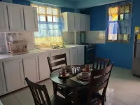 Cozy Luxe Home - Convenient, Quiet Ground Level Supermarket