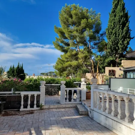 Facing the port, lovely studio on raised ground floor with large terrace, panoramic view