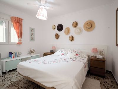 Comfortable chalet on the beach, large outdoor area. Near MET and Golf
