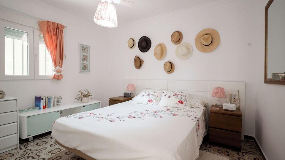 Comfortable chalet on the beach, large outdoor area. Near MET and Golf