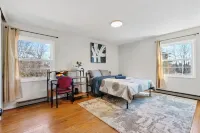 Easy Self Check-in 4BR Escape • Prime Walkable Location • Dining & Shops Nearby