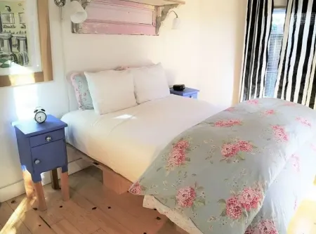 Super Cute Guesthouse in West Petaluma Отели рядом с достопримечательностью «Лагунитас Брюинг Компани»