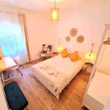 G11- Nice Apartment 4 Bedrooms With Balcony. Avenida Gaudi. Eixample, Barcelona Rooms