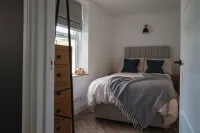 Modern Garden flat in Southsea with Parking