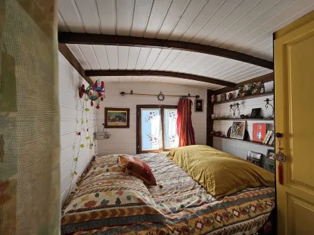 Belle des Prés" caravan, Nordic bath and shared pool.