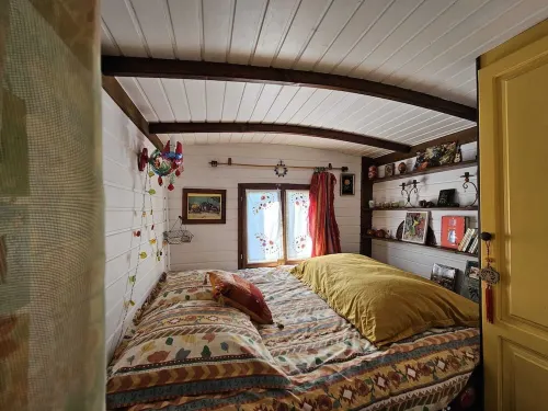 Belle des Prés" caravan, Nordic bath and shared pool.