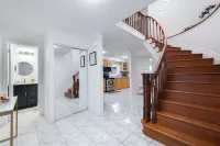 Spacious 4 bedroom Home (15 mins from YYZ airport)