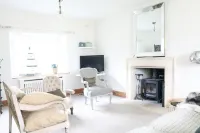 Large Pretty Farmhouse 2 mins from Burford, Cotswolds ,Pet friendly. Big Garden