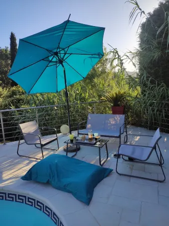 Superb Apt 3p garden level villa with pool