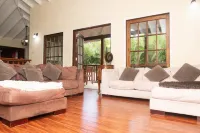 Peaceful family Retreat! 10 minutes to beach, restaurants and supermarkets.