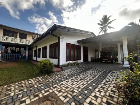 3-bedroom house in beautiful Kalutara with AC, WiFi. Relax and unwind Отели рядом с достопримечательностью «Sri Kannangararamaya»