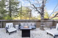 Modern Family Home in Town with Pool, Spa, Sport Courts, Dog Friendly, Walkable