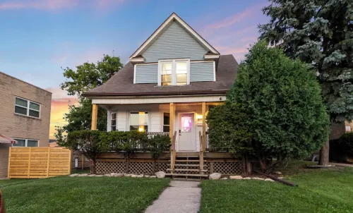 Stylish Little Gem Upper Unit, with King Bed close to State Fair and AmFam Field Hotels in West Allis