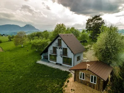 Seculed House on The hill, fresh air, walks în nasture, wild corner ofheaven.... Hotel a 