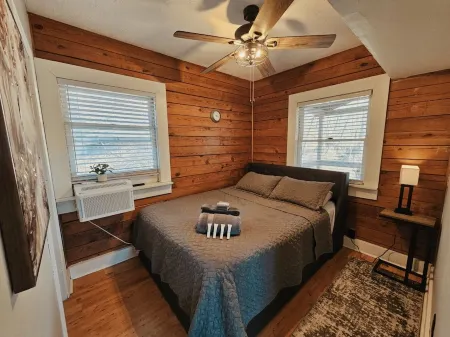 Cabin: Foliage, Hot Tub, Wi-Fi, Fireplace