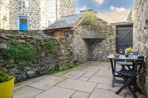 Cosy cottage for two, dog friendly with log burner