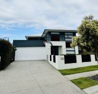 Mod lux family home. 20m  to Southbank & 30m to theme parks. A/C Pool Bball hoop