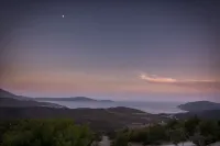 Boven op een Berg Hebt u de Prachtigste Uitzicht van Heel het Eiland Hotel di Skyros