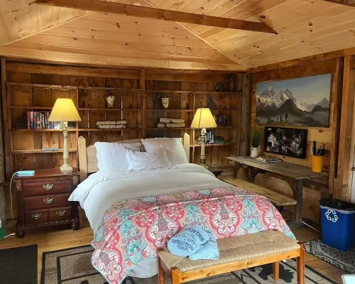 Basecamp Lodge Winter Retreat Sleeps 3-9 Guests