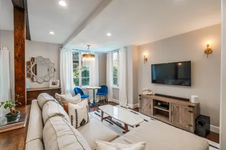 Amazing Apartment attached to historic home in Pasadena! Отели рядом с достопримечательностью «Арлингтон Гарден ин Пасадина»