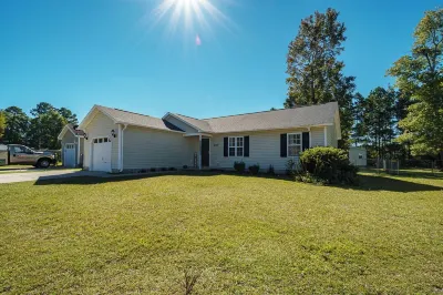 Comfortable 3 Bedroom Home with King Suite, Pool Table & Fenced Yard Creekside Park Dr附近的飯店