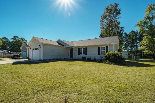 Comfortable 3 Bedroom Home with King Suite, Pool Table & Fenced Yard Hotels in James City