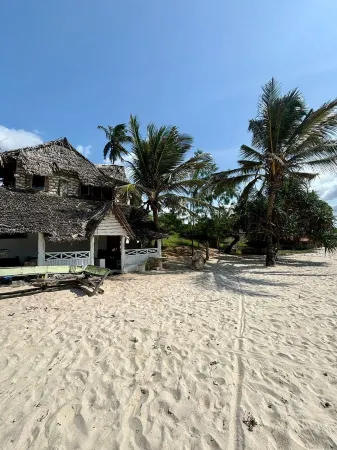 Charming beach-front cottage in Tiwi for easy-going friends with AC and WiFi Отели в г. Тиви