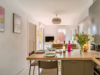 Cosy Apartment with Large Balcony and Private Parking فنادق في لوريان