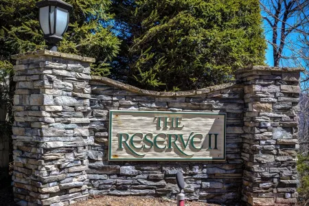 Luxury large 2-bedroom condo Mountain Views Ski in/out Sugar Mountain Banner Elk