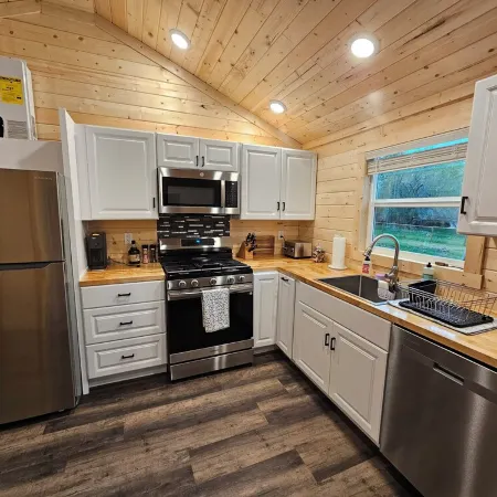 Cozy cabin in a quiet neighborhood near downtown Hamilton