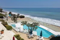 Oceanfront Gem w/ Balcony, Pool, Hot Tub & Carbon Beach Access Bluewater Haven by Avantstay