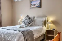 Woodpecker's Inn Guest House - Guest houses