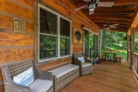 Riverbend Cabin! A Luxurious New Private Waterfront  Log Cabin.