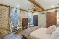 Elle & Beck's Second Floor Suite Overlooking Historic Main Street In Galena, IL