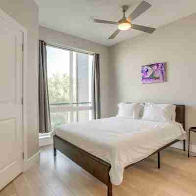 Rooftop Deck and Hot Tub Walkable Denver Townhome Rooms
